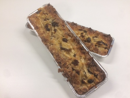 Cake met appel en rozijnen